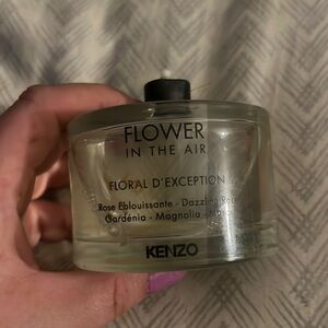 Kenzo Flower in the air